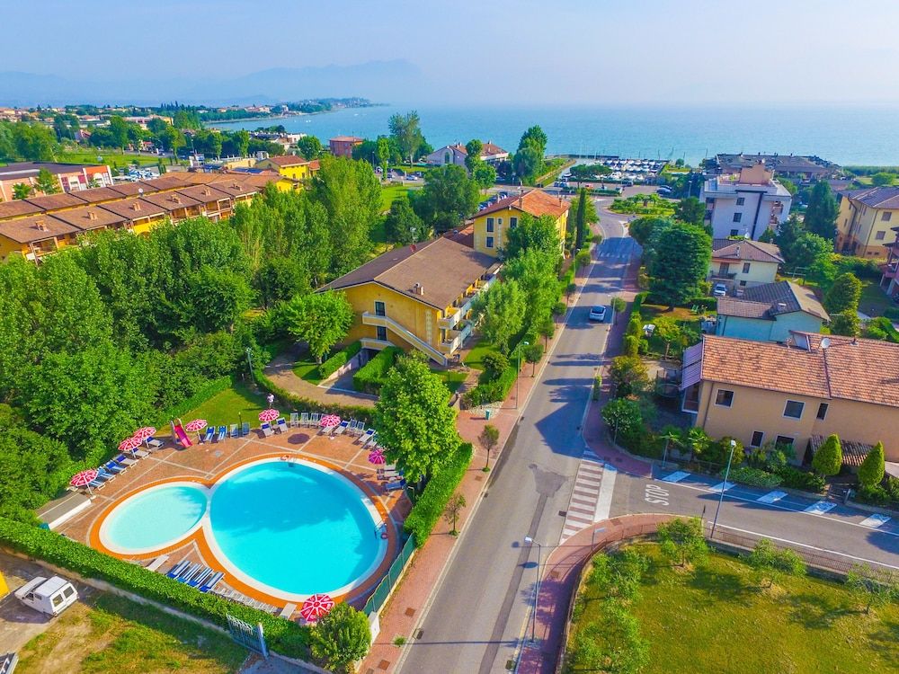 Jezioro Garda, Włochy — ilustracja kierunku lub oferty
